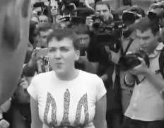Савченко потребовала от встречающих не прикасаться к ней (видео)