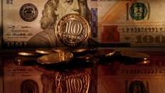 Доллар упал до 63 рублей, евро - ниже 72 рублей